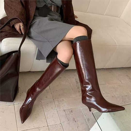 Damen kniehohe Stiefel mit spitzer Zehenkappe und skulpturiertem Kittenabsatz Shop Nory