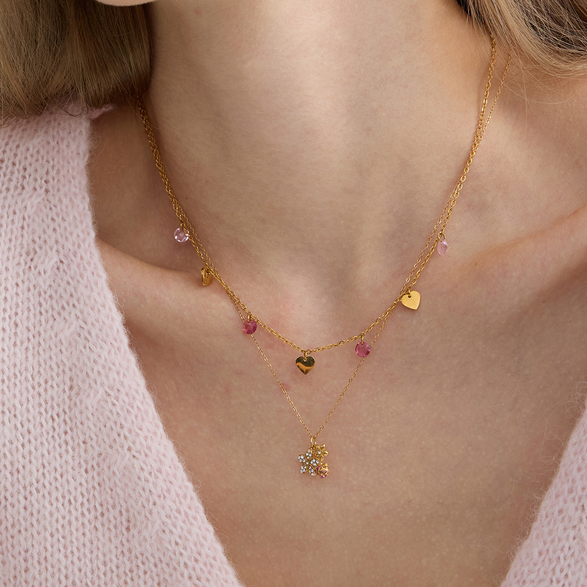 Damen Halskette mit floralem Anhänger und funkelnden Kristallen Shop Nory