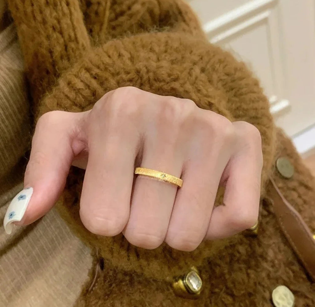 Damen eleganter minimalistischer Ring mit strukturiertem Design Shop Nory