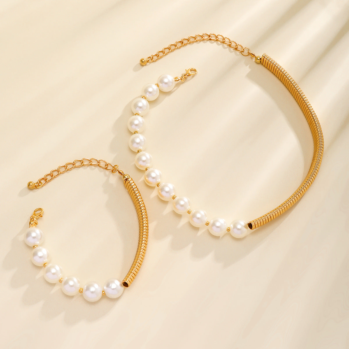 Damen Armreifen mit eleganten Perlen und modernem Design
