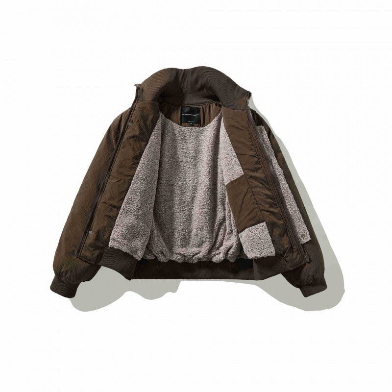 Unisex Kurz geschnittene Volumen-Bomberjacke mit hohem Rippkragen, verdeckter Druckknopfblende und gerundeten Pattentaschen Shop Nory