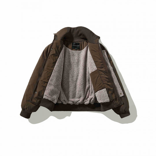 Unisex Kurz geschnittene Volumen-Bomberjacke mit hohem Rippkragen, verdeckter Druckknopfblende und gerundeten Pattentaschen Shop Nory
