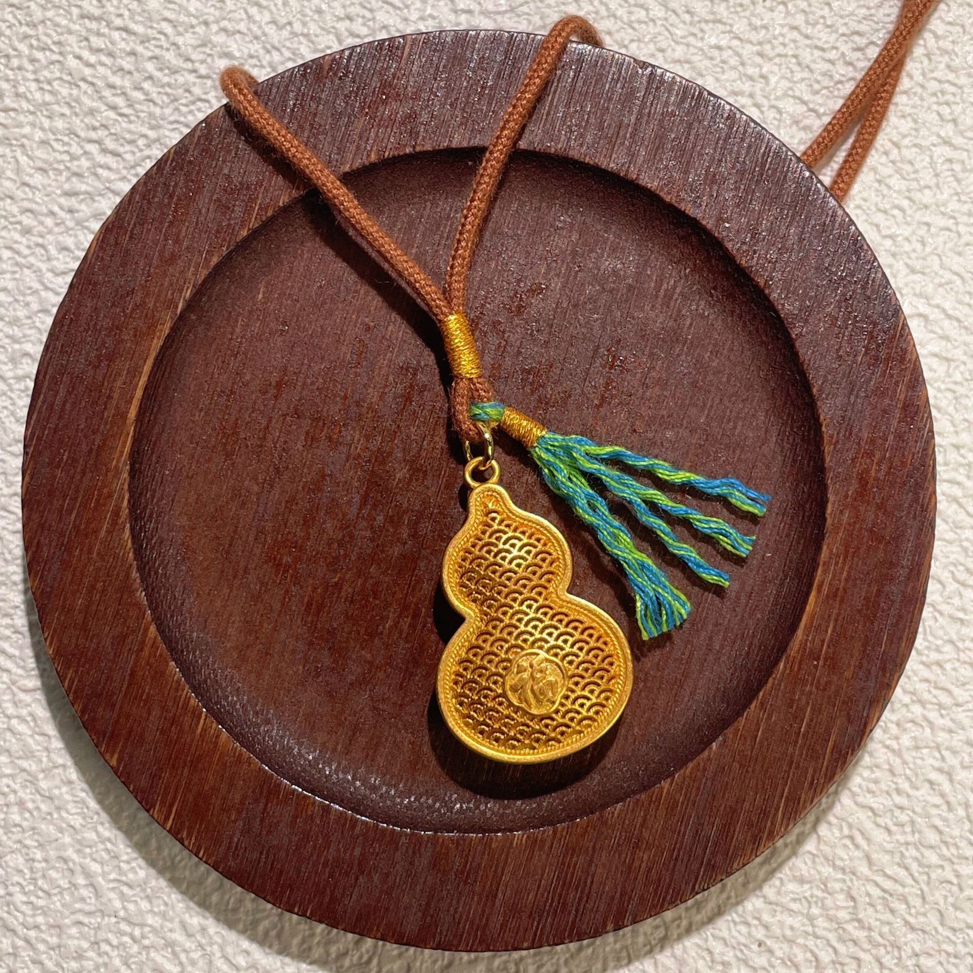 Damen Amulett-Halskette mit kunstvollem Anhänger und geflochtenem Band Shop Nory