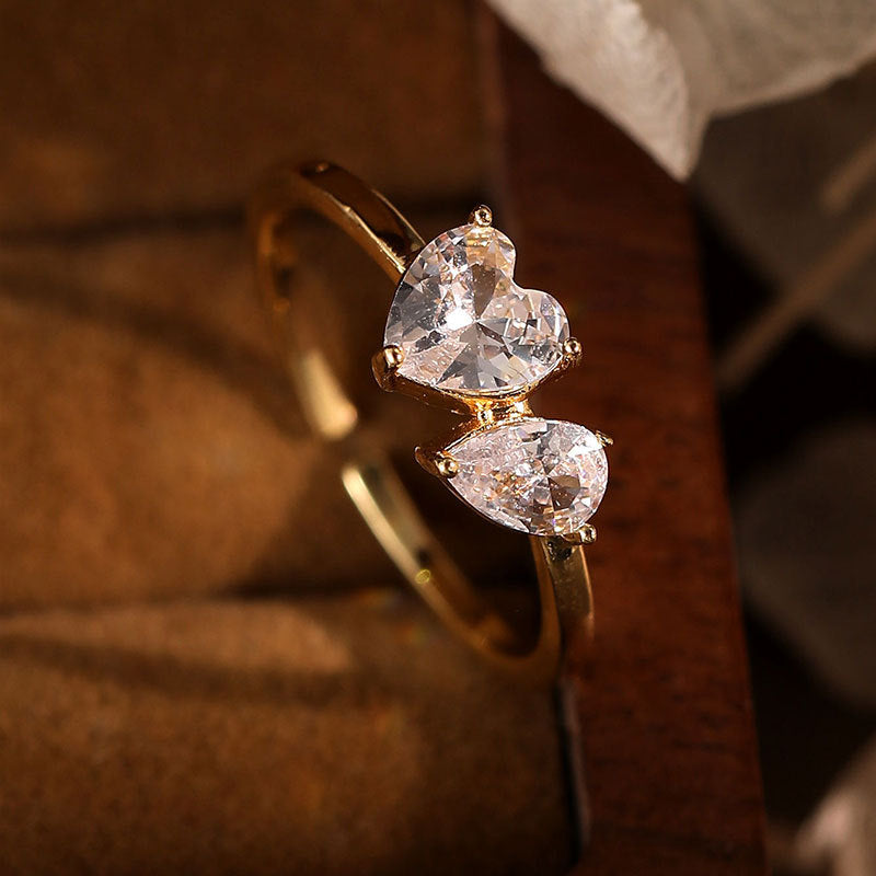 Damenring mit doppeltem Herzdesign und funkelnden Zirkonia Shop Nory