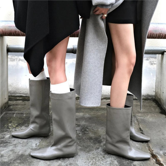 Damen Weiche kniehohe Slouch-Boots mit spitzer Zehenform und ergonomischer Flachsohle Shop Nory