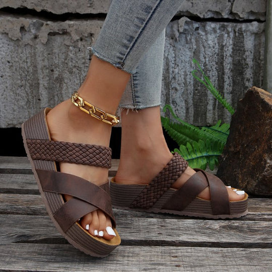 Damen Plateau-Pantolette mit geflochtenen Riemen, gekreuzter Zehenpartie und ergonomischer Keilsohle Shop Nory