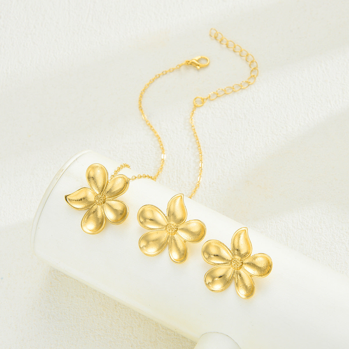 Damen Schmuckset mit floralem Anhänger und funkelnden Akzenten Shop Nory