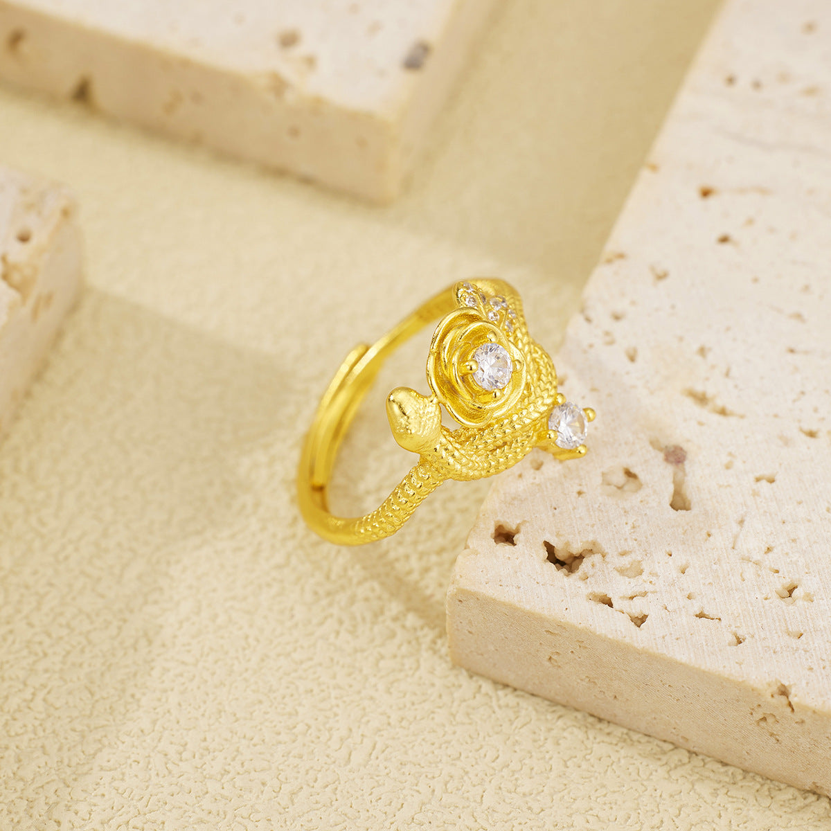 Damen Ring mit kunstvollem Rosendesign und funkelnden Kristallen Shop Nory