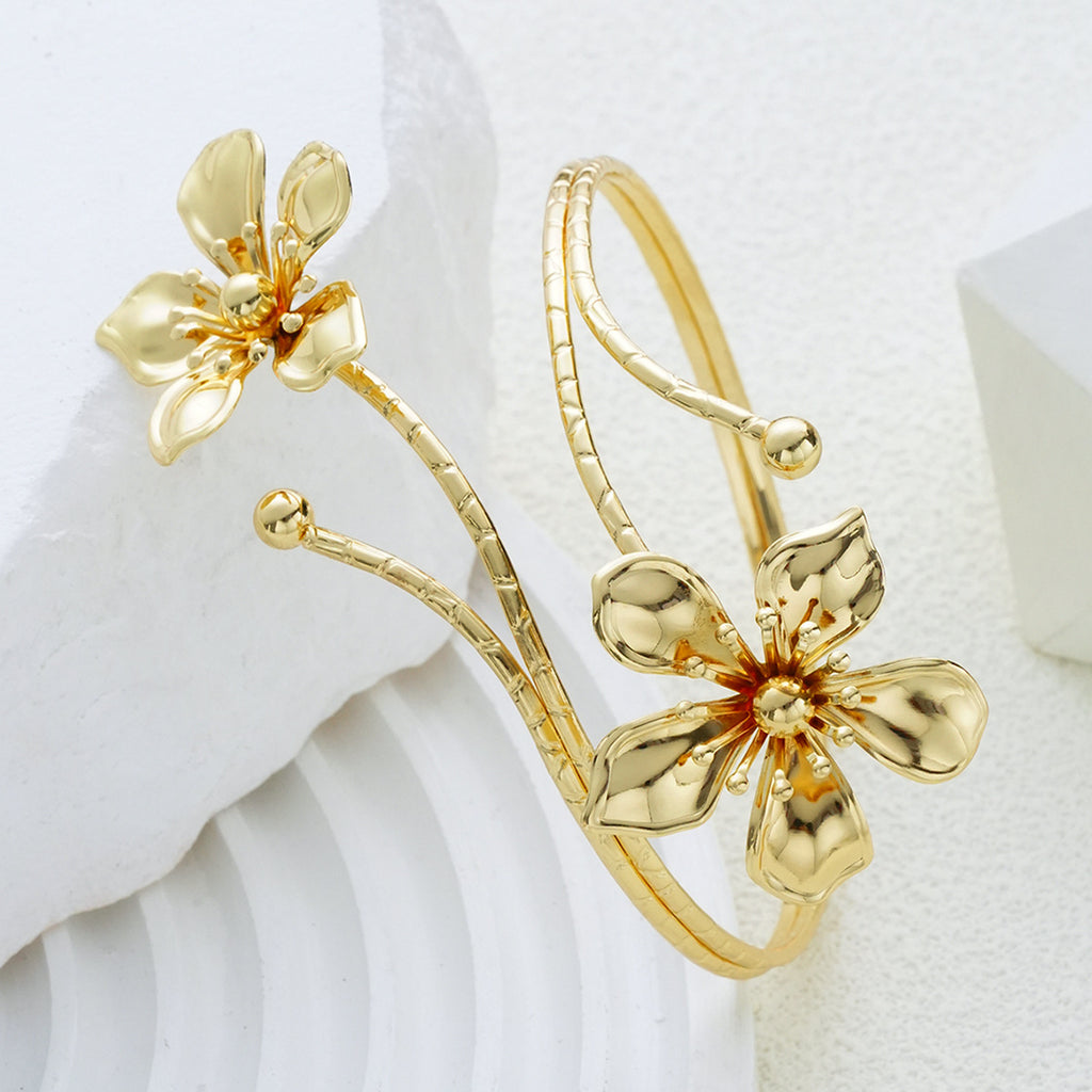Damen Armreif mit floralem Design und glänzenden Details Shop Nory