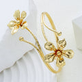 Damen Armreif mit floralem Design und glänzenden Details Shop Nory