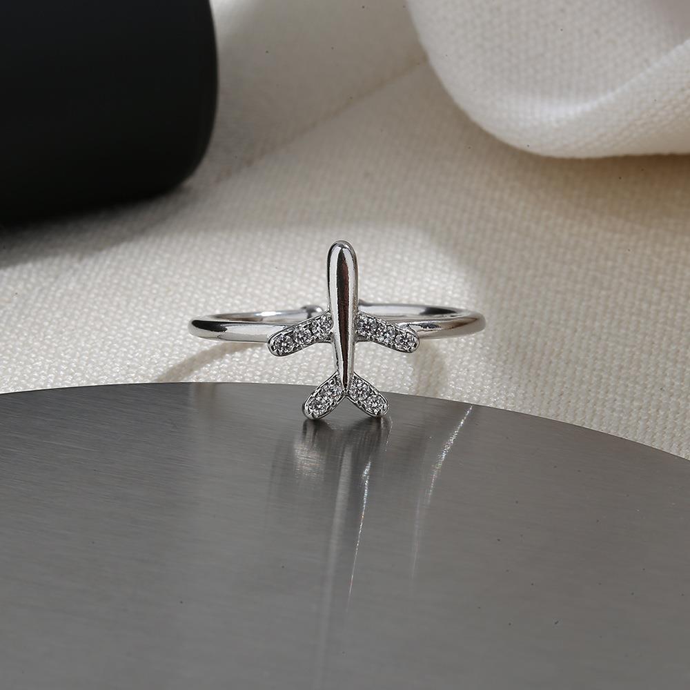 Damenring mit flugzeuginspirierter Gestaltung und funkelnden Zirkonia Shop Nory