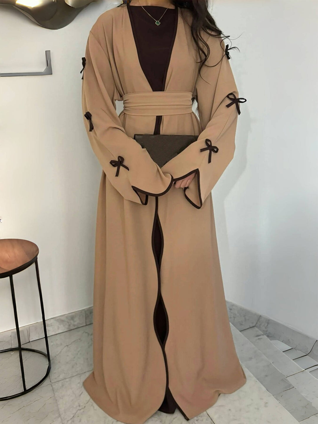 Damen nan elegante Abaya-Kaftan mit weitem Trompetenärmel, kontrastierender Passe und Wickelgürtel Shop Nory