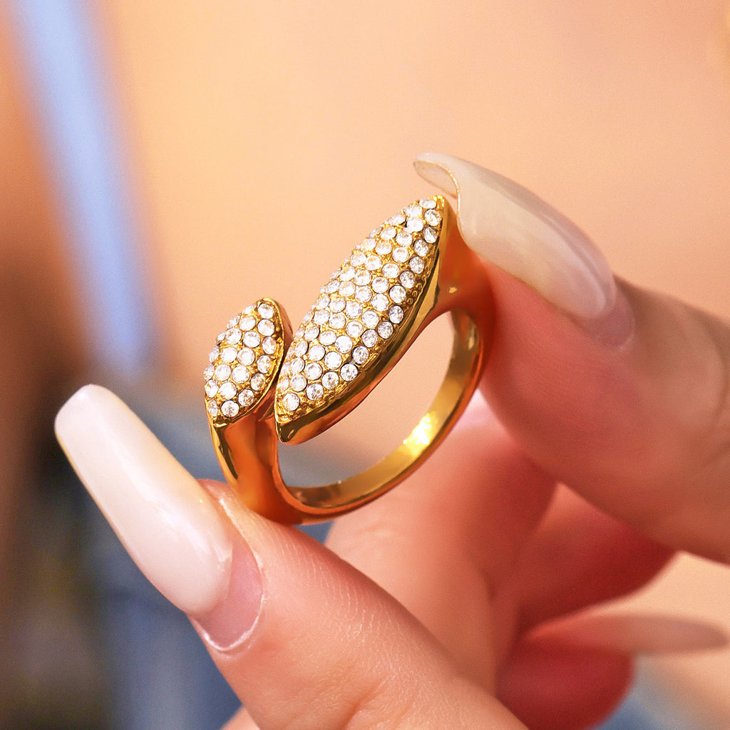Damen zierlicher Ring mit funkelnden Zirkon-Applikationen aus Edelstahl Shop Nory