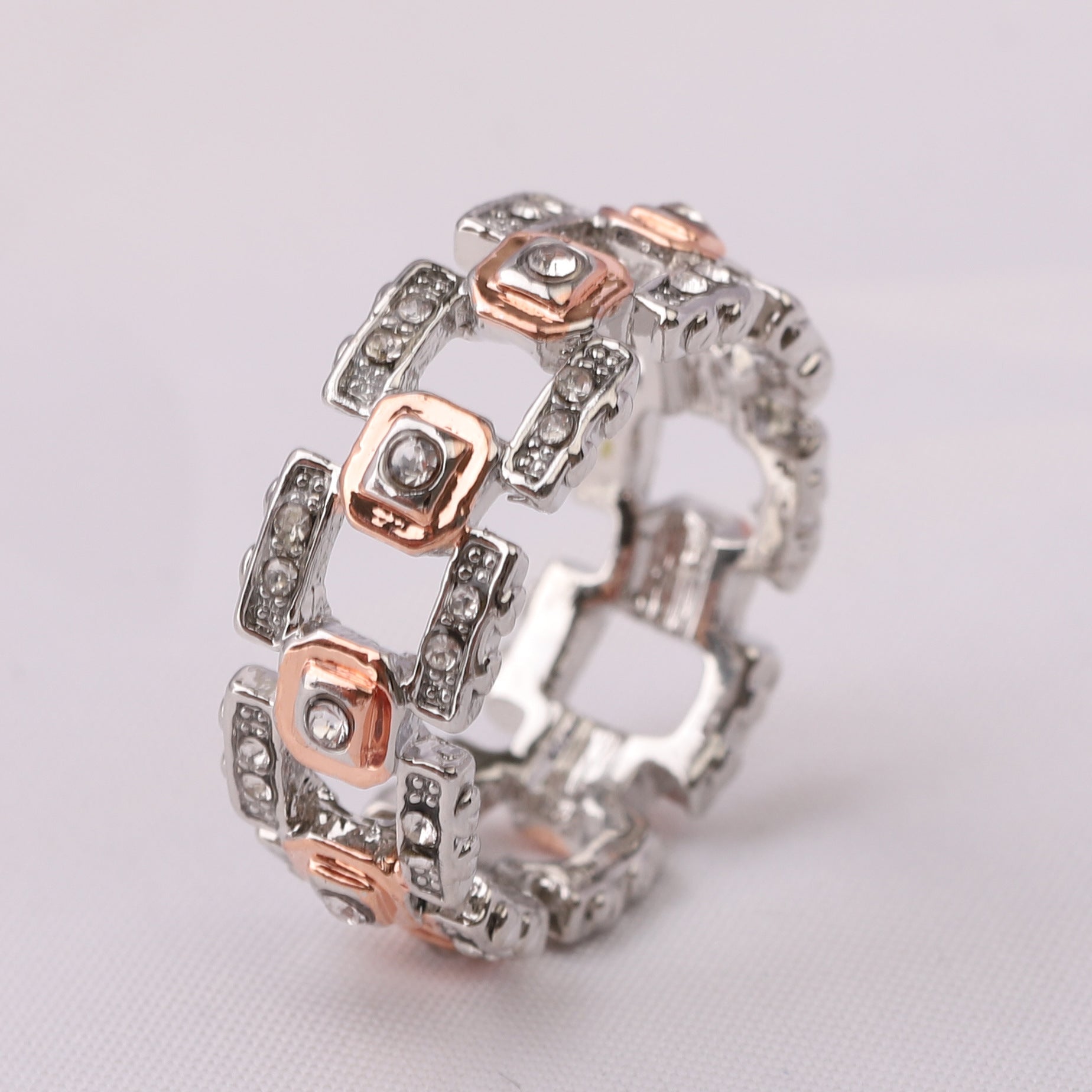 Damen Ring im modernen, geometrischen Design mit funkelnden Zirkonia Shop Nory