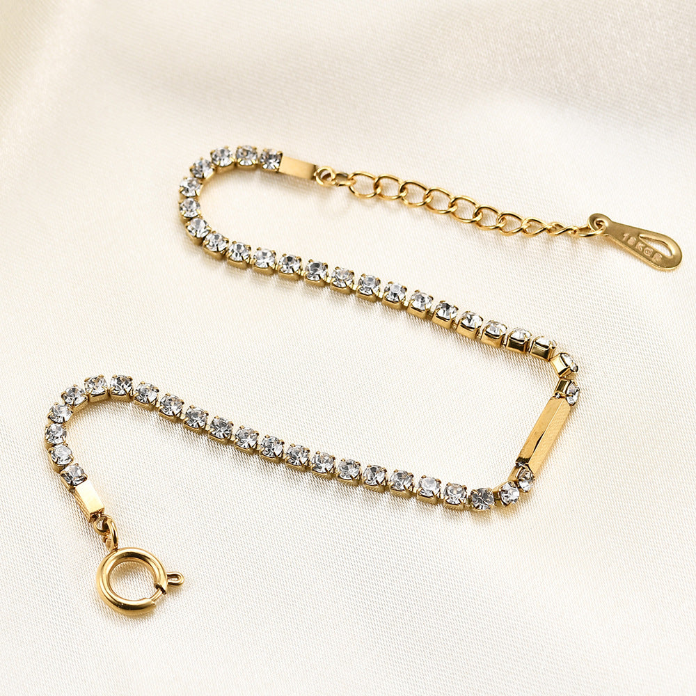 Damen Armband mit funkelnden Zirkonia und stilvollem Verschluss Shop Nory