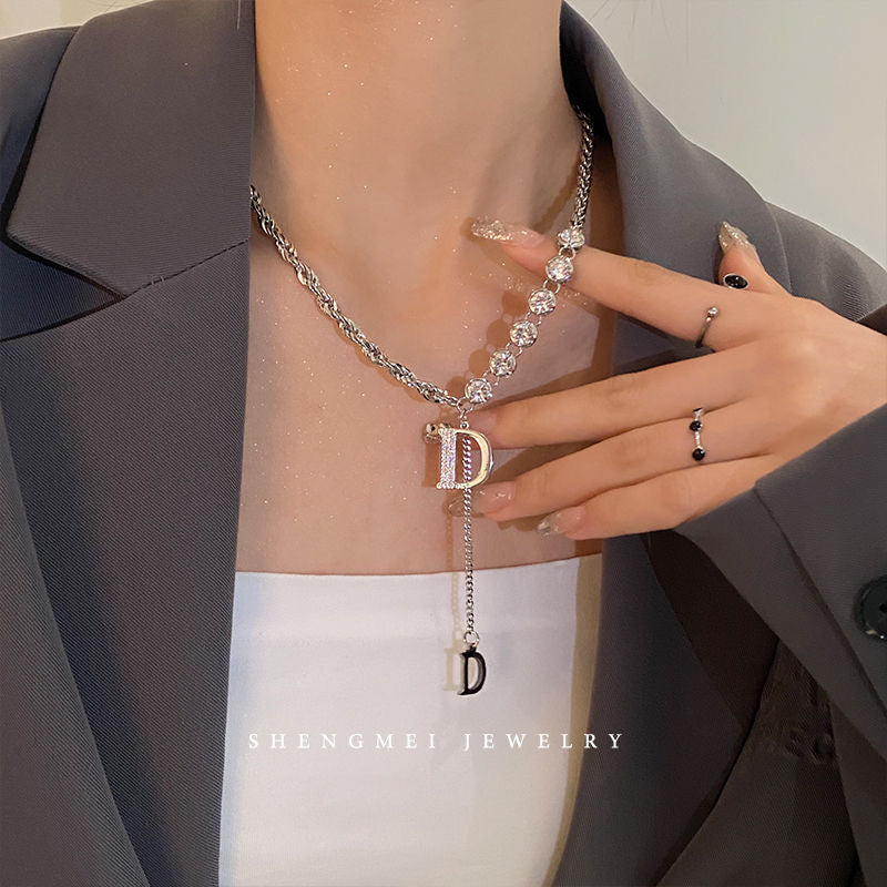 Damen Halskette mit funkelndem "D"-Anhänger und eleganter Gliederkette Shop Nory