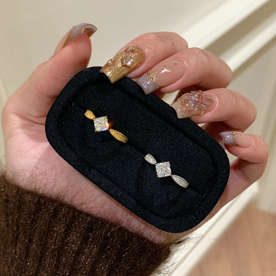 Damenring mit glänzendem quadratischem Zirkonia und elegantem Fächerdesign Shop Nory