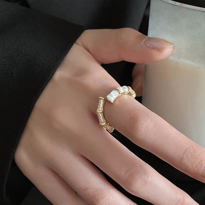 Damenring mit elegantem strukturierten Design und funkelnden Zirkonia Shop Nory