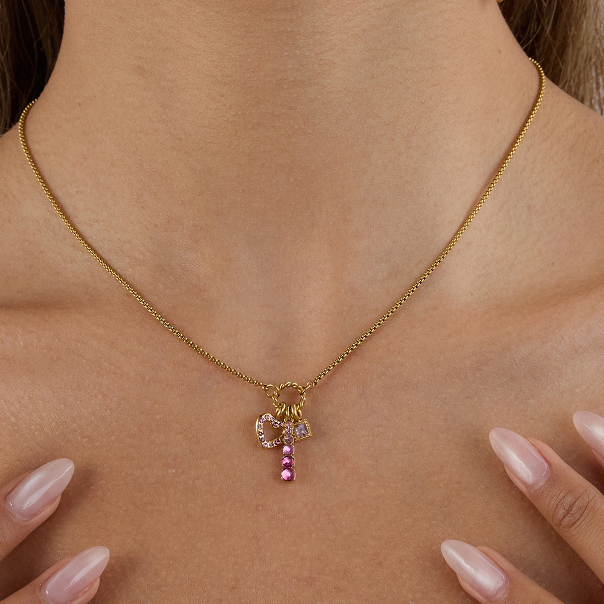 Damen Halskette mit herzförmigem Anhänger und funkelnden Kristallen Shop Nory
