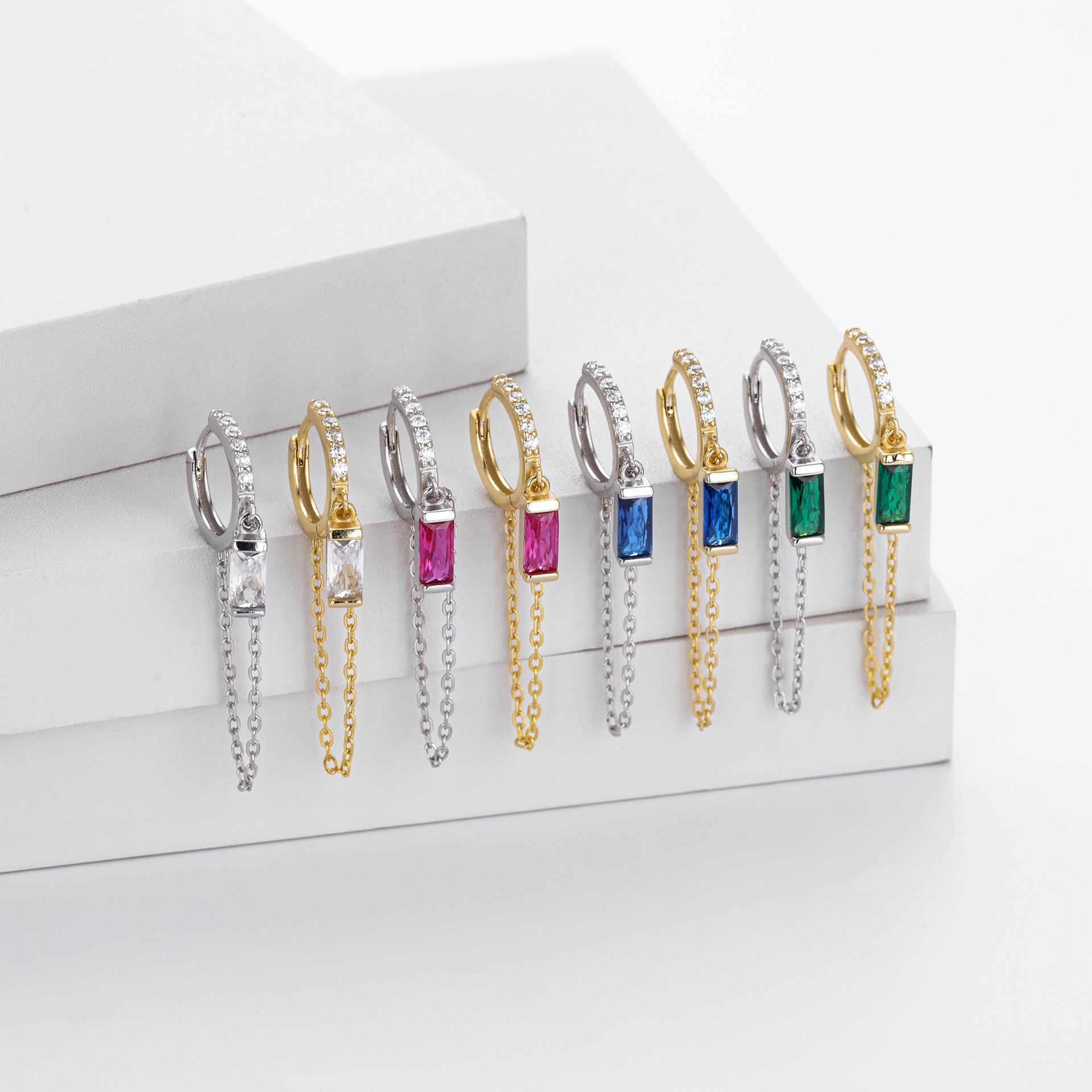 Damen Ohrhänger mit eleganten blauen Zirkonsteinen und feinen Kettendetails Shop Nory