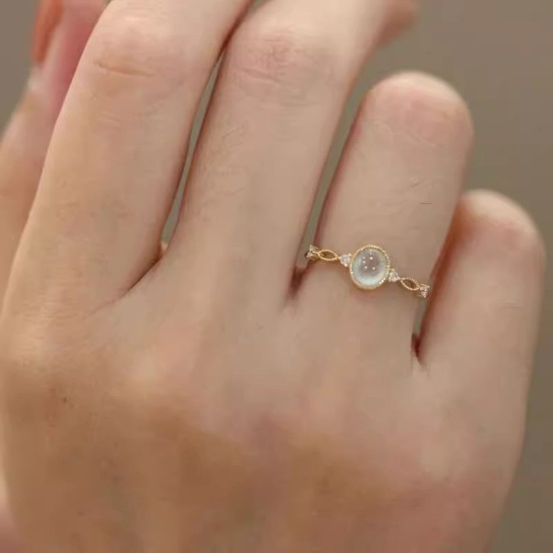 Damen eleganter Ring mit schimmerndem Edelstein und funkelnden Details Shop Nory