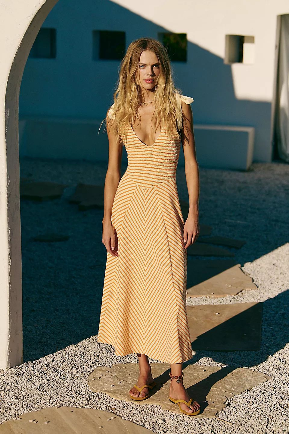 Damen Maxi-Sommerkleid mit verspielten Trägern und elegantem V-Ausschnitt