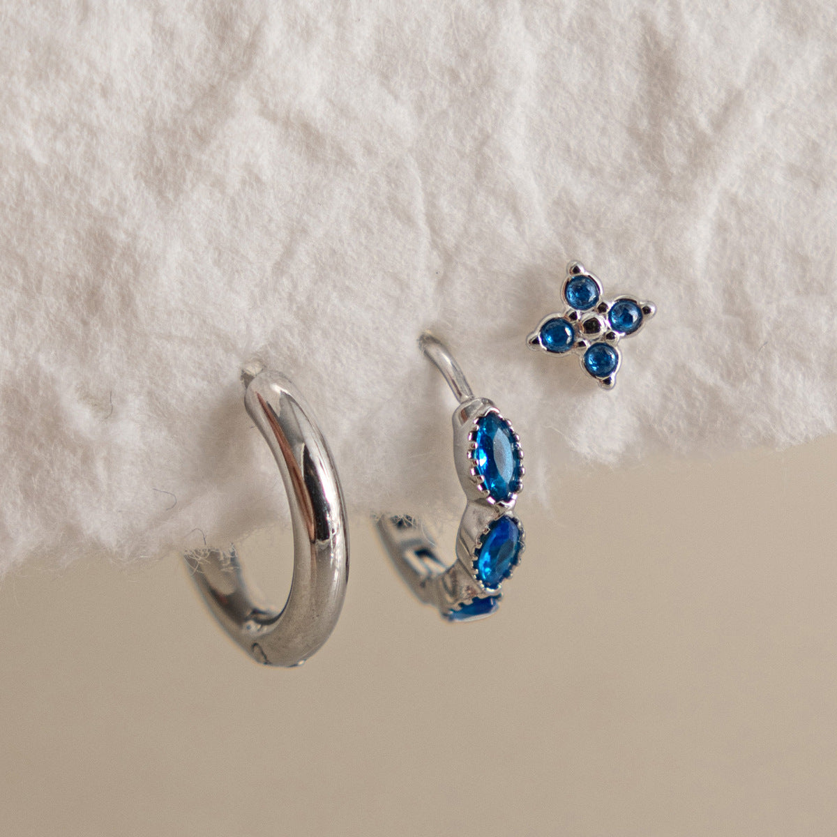 Damen Ohrhänger mit funkelnden blauen Zirkonia und hypoallergenem Edelstahl Shop Nory