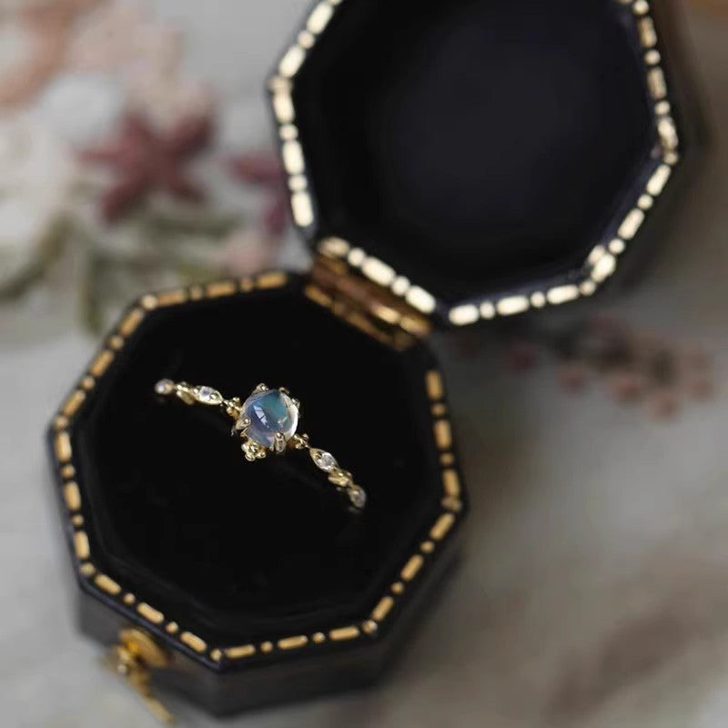 Damen zierlicher Ring mit strahlendem blauen Stein und filigraner Fassung Shop Nory