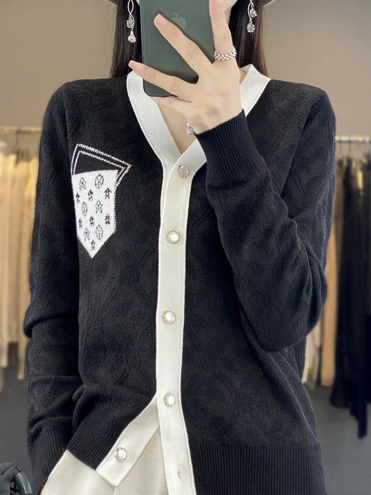 Damen Kurzgeschnittener V‑Neck-Cardigan mit Perlmuttknöpfen und kontrastierter Brusttasche Shop Nory