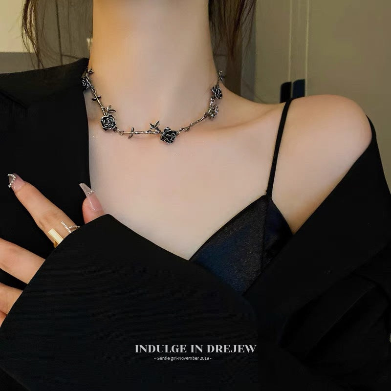 Damen Halskette mit stilvollen Rosen- und Laubmotiven Shop Nory