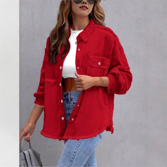 Damen Oversize-Jeanshemdjacke mit Fransenabschluss, Pattentaschen und Druckknopf-Front Shop Nory