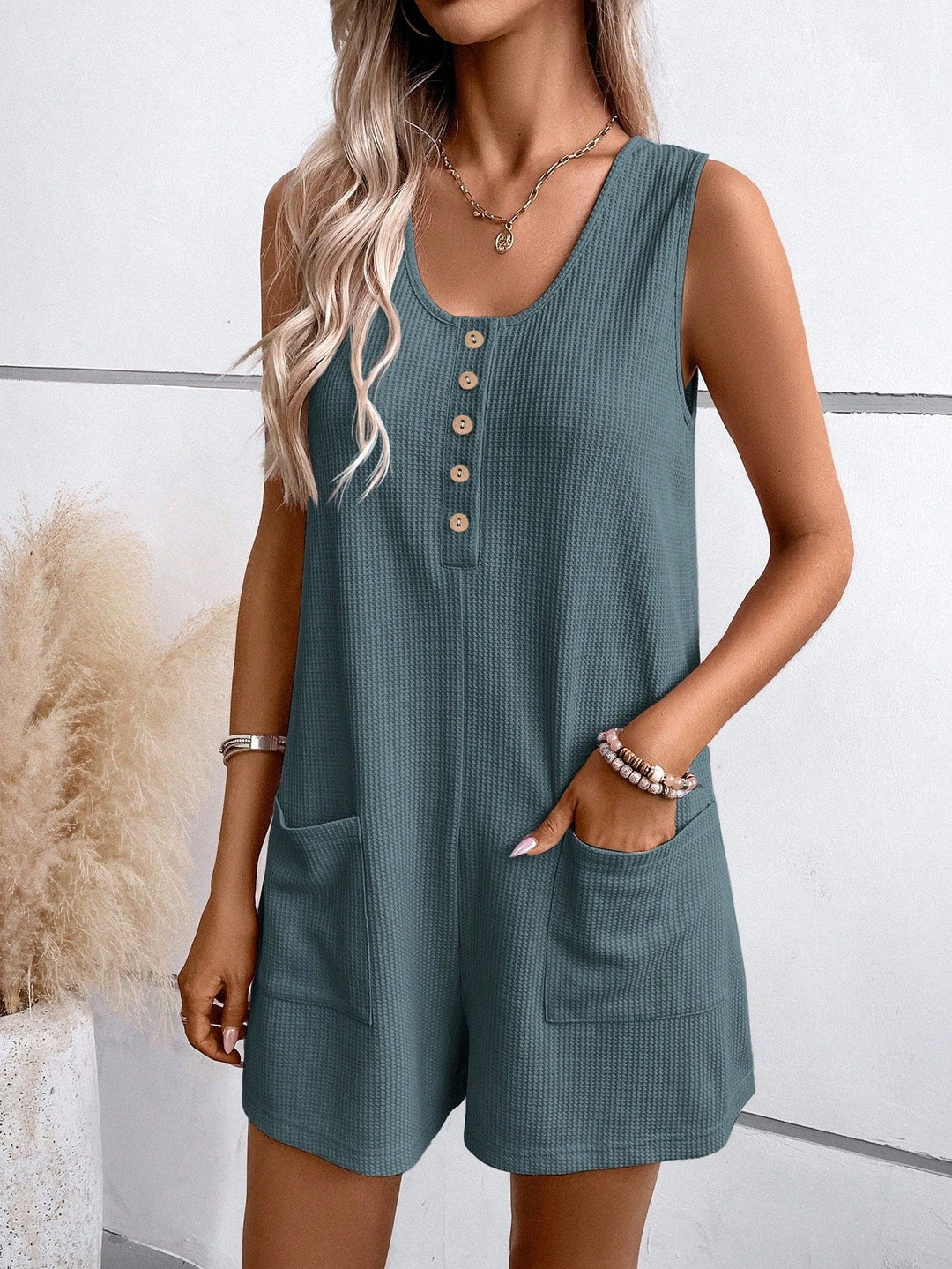 Damen Kurzarm Jumpsuit mit Knopfdetails und praktischen Taschen