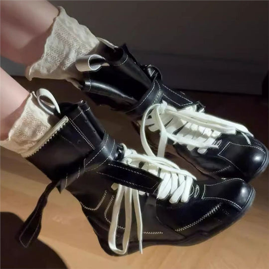 Damen Schnür-Ankleboots mit dekorativer Ziernaht, Riemenverschluss und markanter Profilsohle Shop Nory