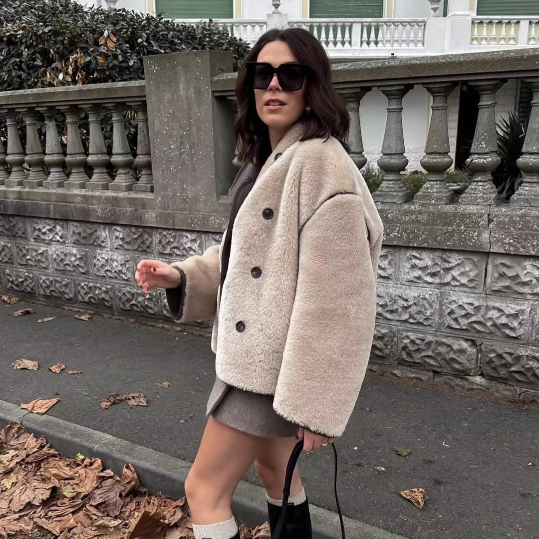 Damen Kurz geschnittener Oversize Teddy-Mantel mit Stehkragen und Kontrastpaspeln Shop Nory