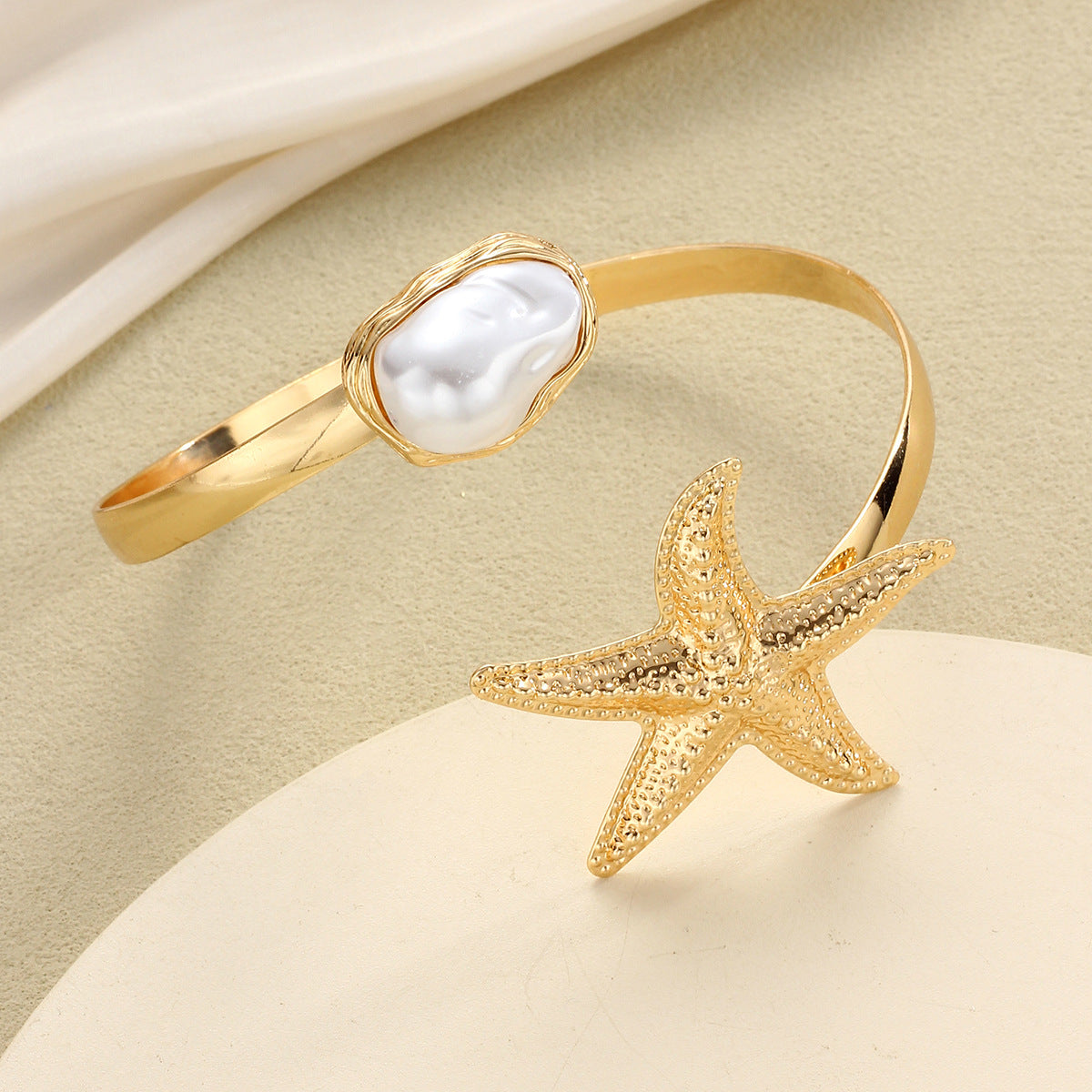 Damenarmband mit maritimen Sternen- und Perlenmotiven Shop Nory