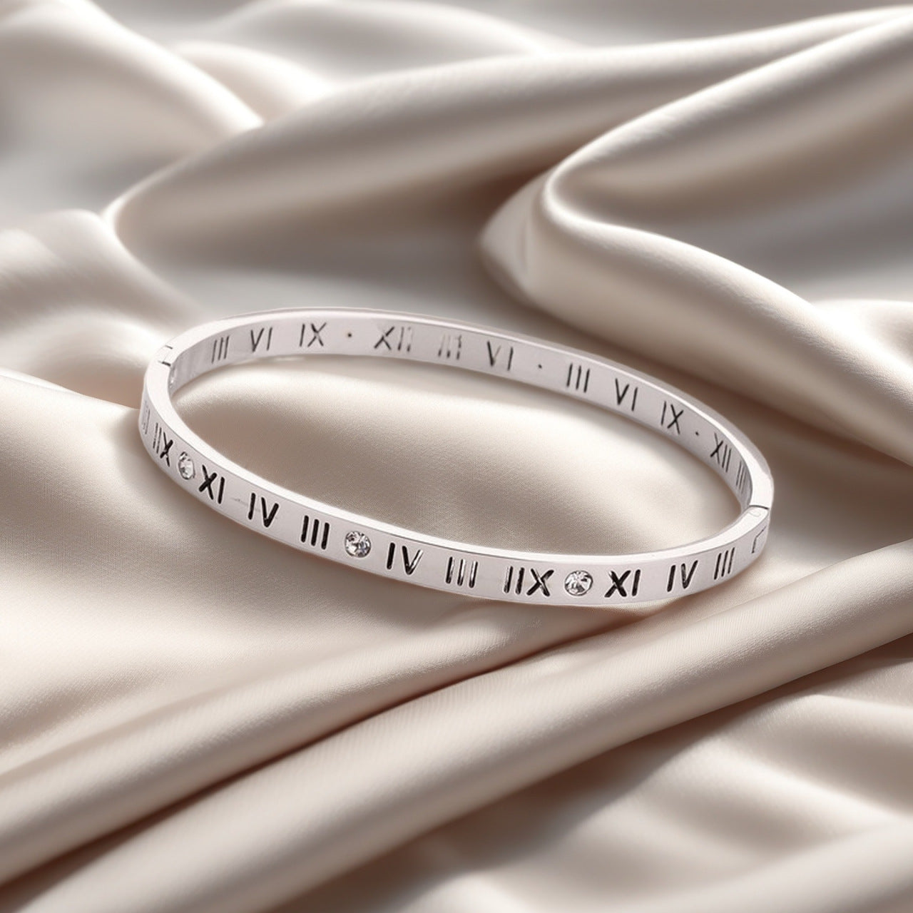 Damen Armreif mit elegantem römischen Ziffern-Design und Zirkonia Shop Nory