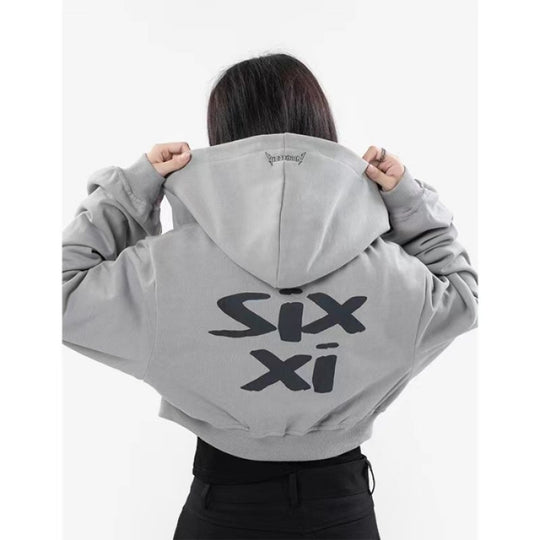 Damen nan cropped Kapuzenpullover im Streetwear-Style mit auffälligem Rückenprint und geripptem Saum Shop Nory
