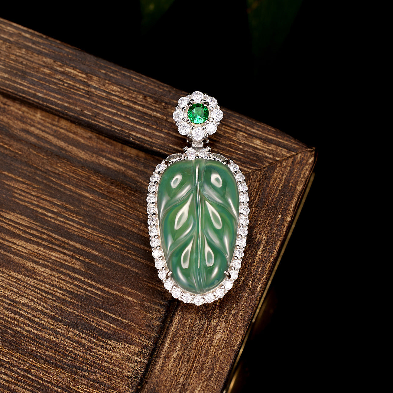 Damen Anhänger mit filigranem Blattdesign aus grünem Jade und funkelnden Zirkonia Shop Nory