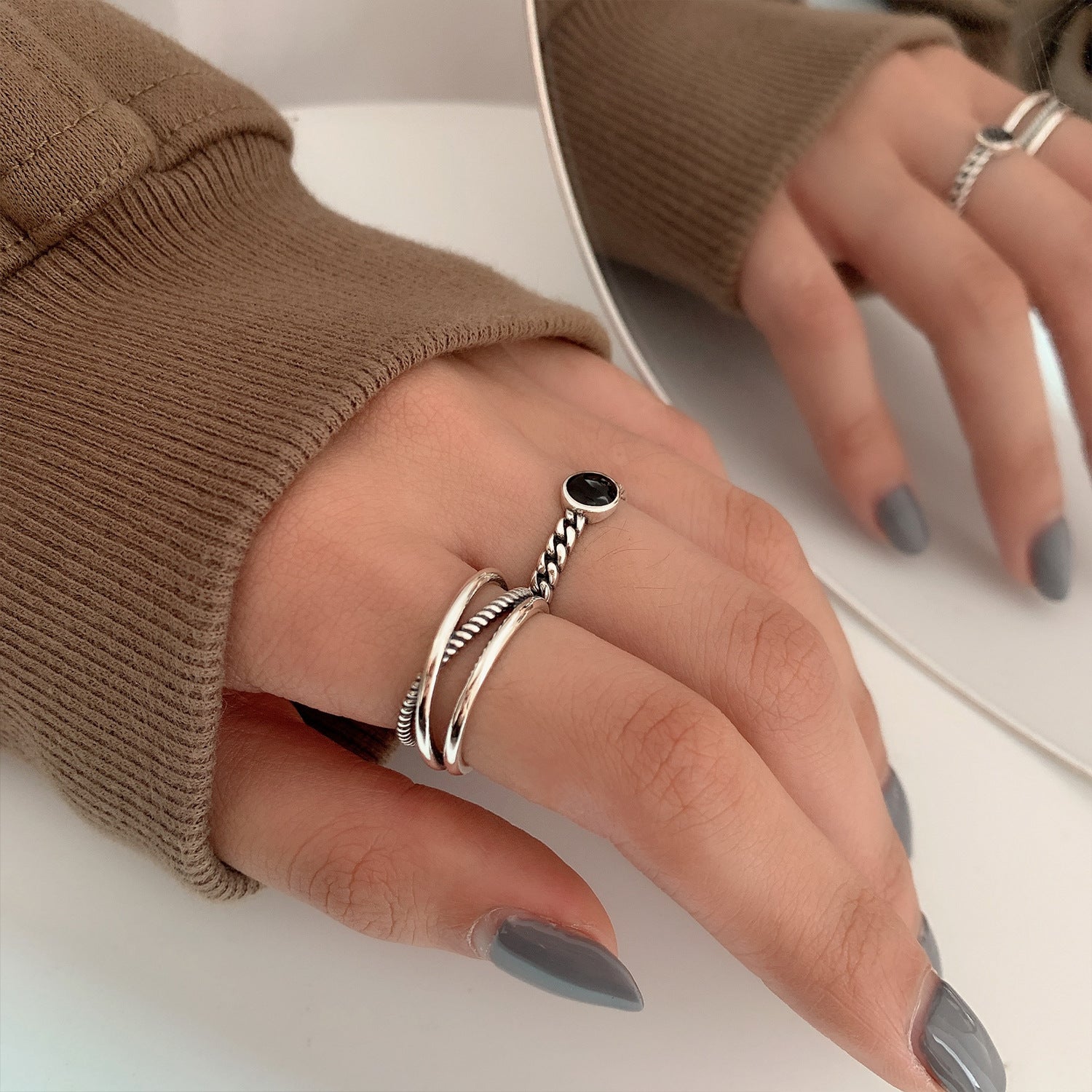 Damenring mit elegantem geflochtenem Design und funkelndem Stein Shop Nory