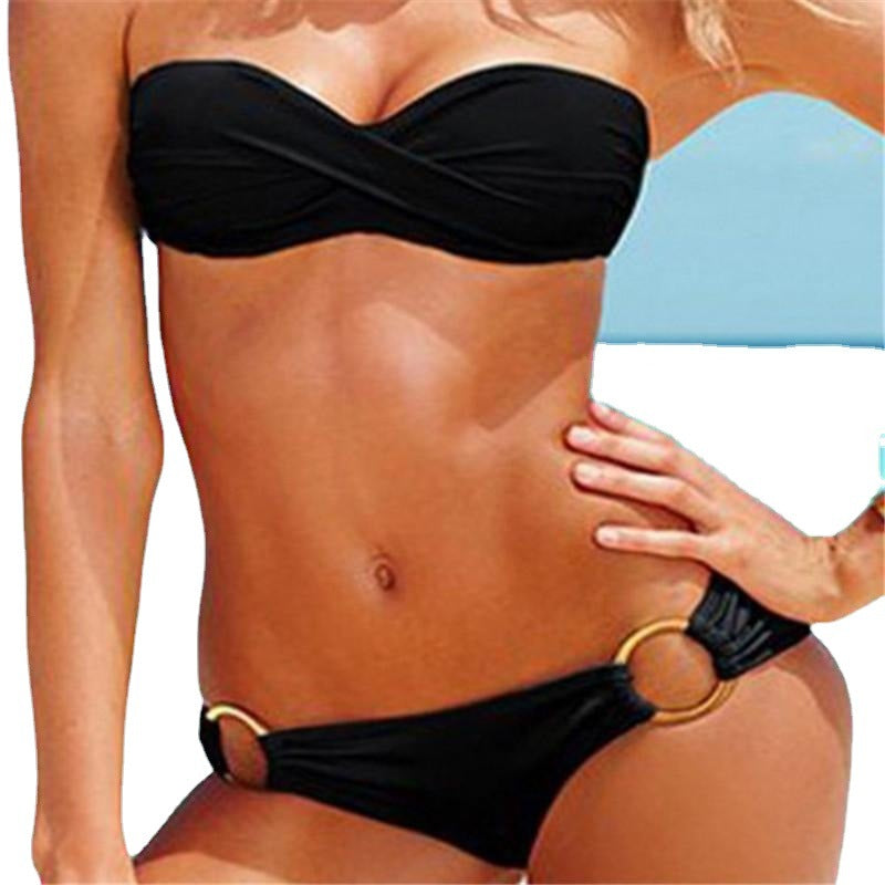 Damen Bandeau-Bikini mit elegantem Wickeldesign und goldenen Akzenten