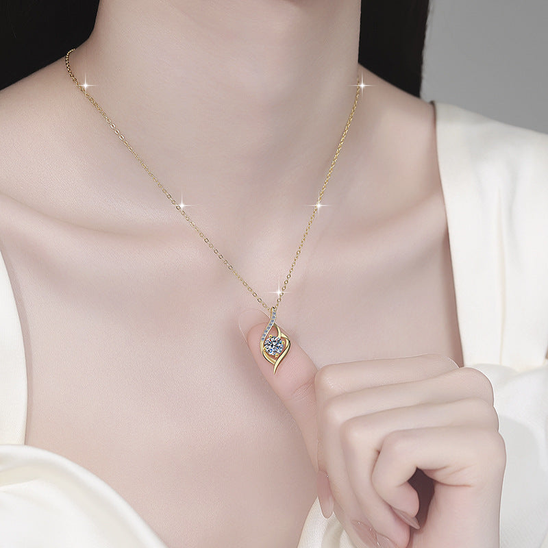 Damen Halskette mit geschwungenem Anhänger und funkelndem Zirkonia Shop Nory