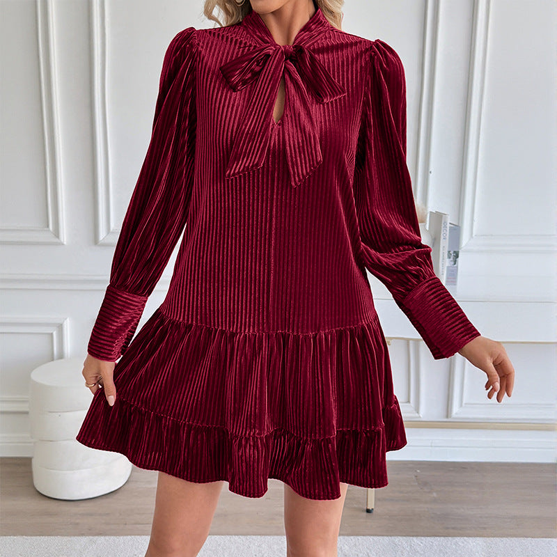 Damen Samt-Faltenkleid mit Schleifenkragen, Puffärmeln und stufigem Volantrock Shop Nory