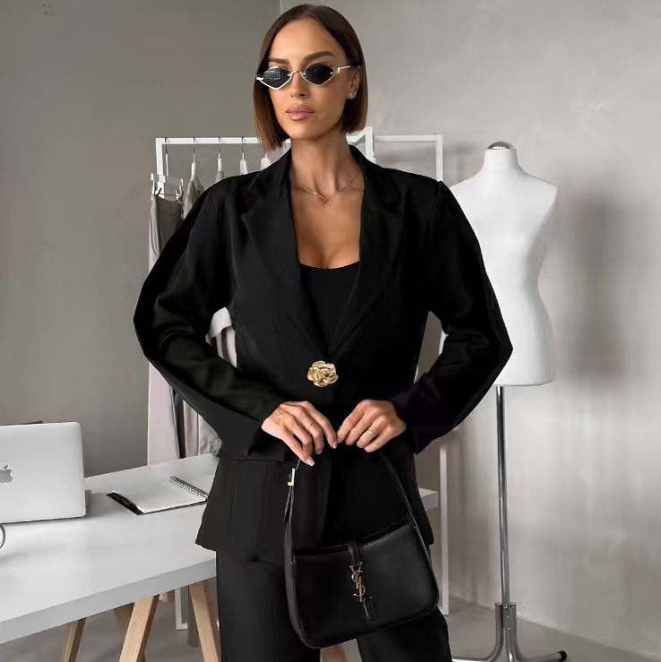 Damen Taillierter Ein-Knopf-Blazer mit floralem Dekoverschluss und Klappentaschen Shop Nory