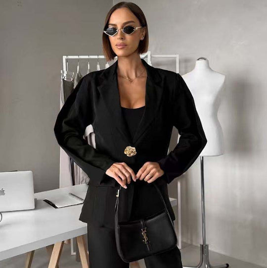 Damen Taillierter Ein-Knopf-Blazer mit floralem Dekoverschluss und Klappentaschen Shop Nory