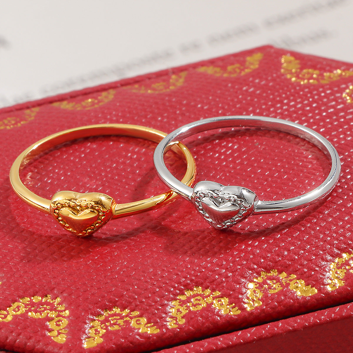 Damen zarter Ring mit herzförmigem Design und funkelnden Akzenten Shop Nory
