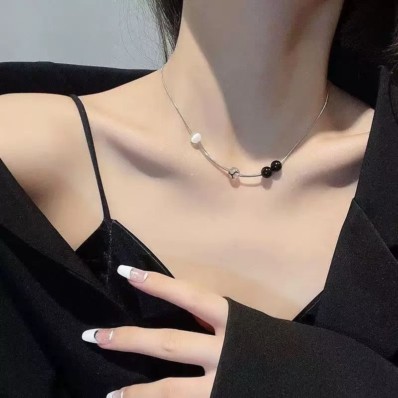 Damen Halskette mit kunstvollen Glasperlen und modernem Designelement Shop Nory