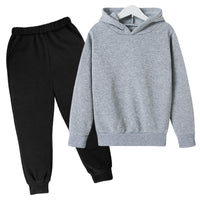Grau + schwarze Hose
