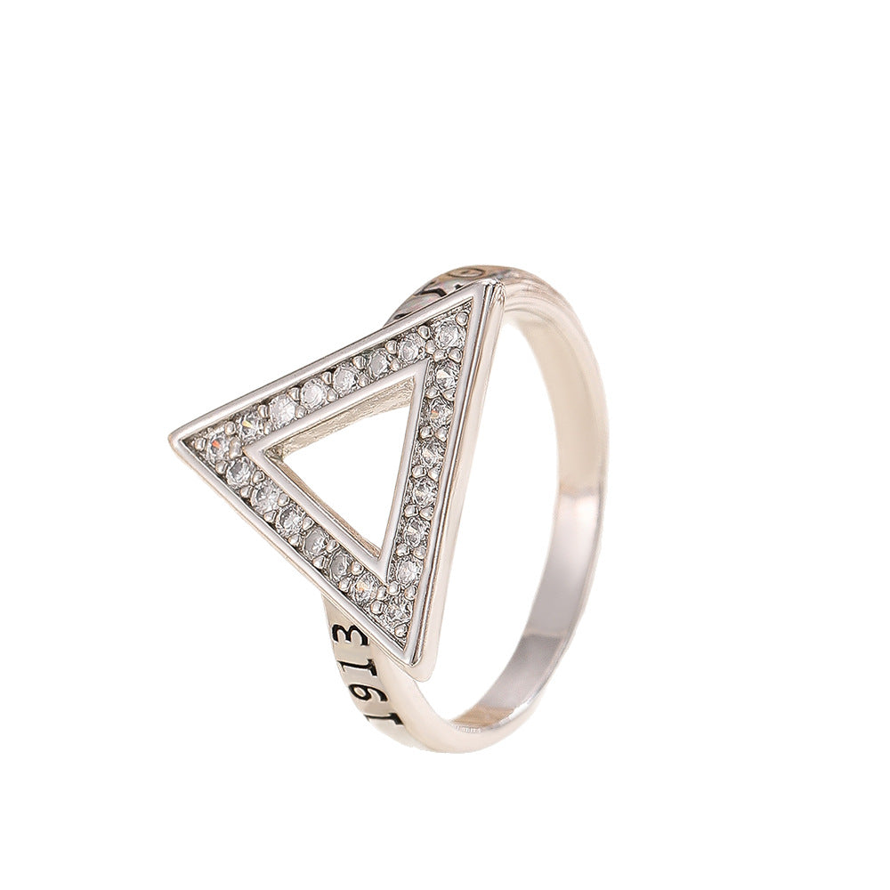 Damenring mit dreieckigem Design und funkelnden Kristallen Shop Nory