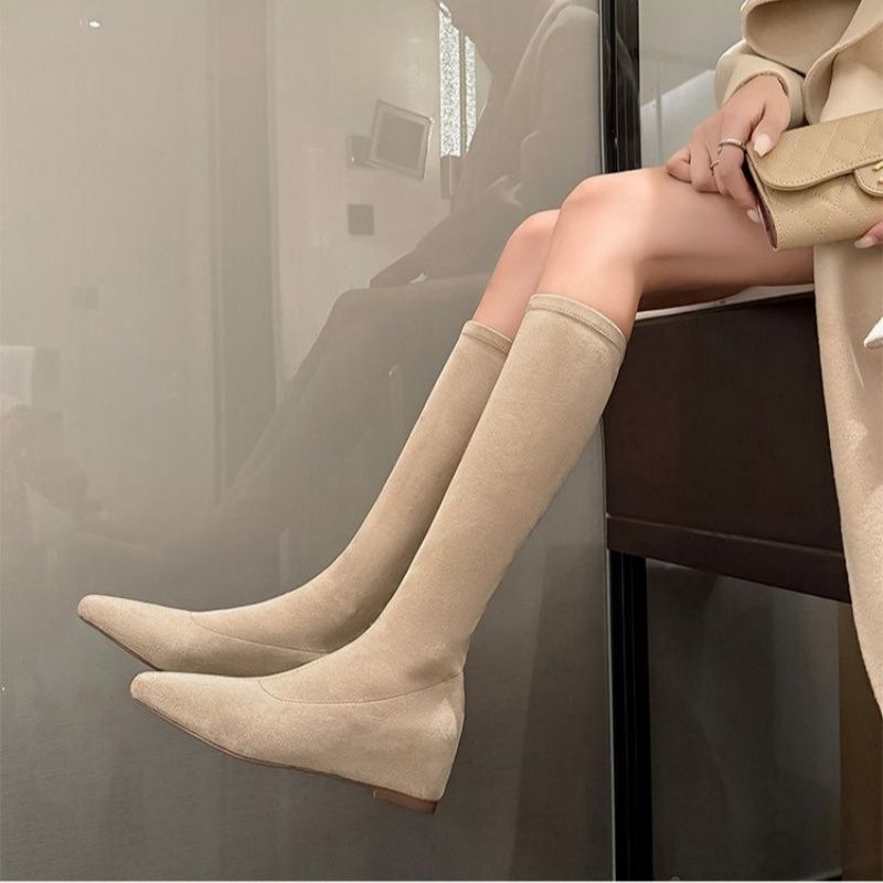 Damen knielange Stretch‑Stiefel mit spitzer Zehenform und niedrigem Keilabsatz Shop Nory