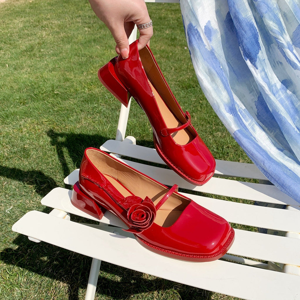 Damen elegante Lackleder-Pumps mit Riemchen und floraler Applikation